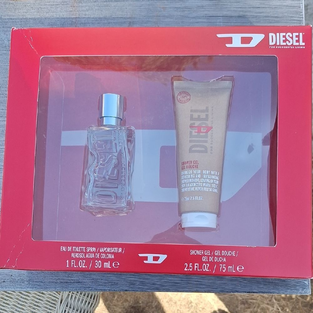 New Diesel Red Gold Fragrance Gift Set 30 ml (1 fl. oz.) Spray & 75 ml Gel